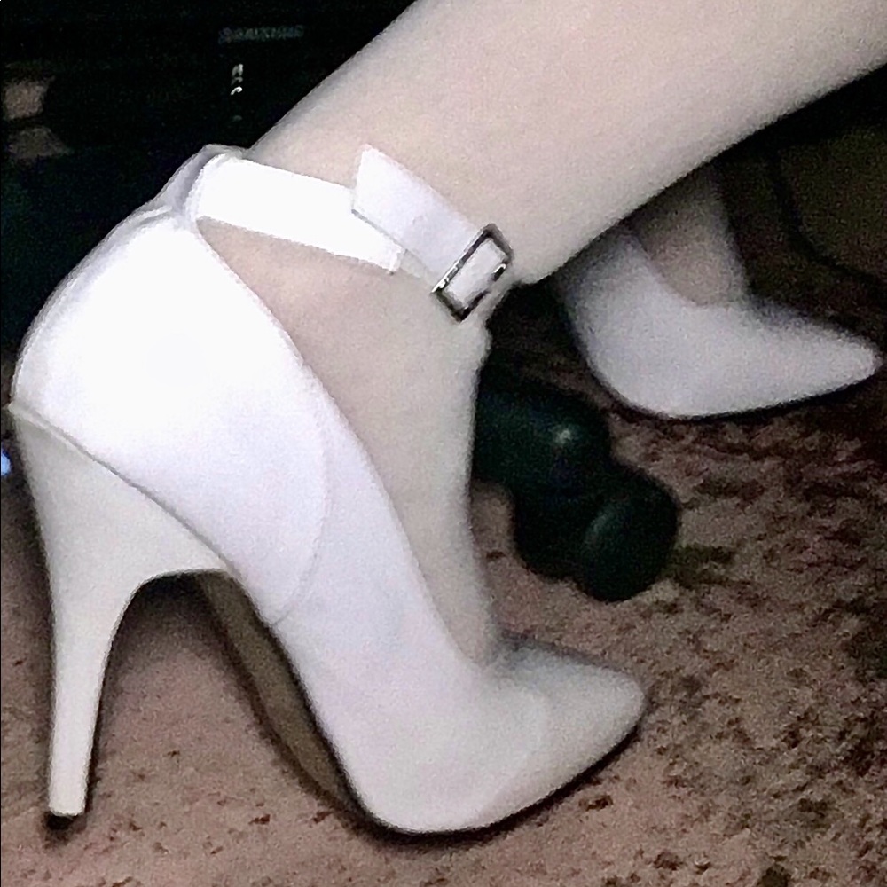 White Pumps with ankle straps, Brand Ellie Shoes 8221
